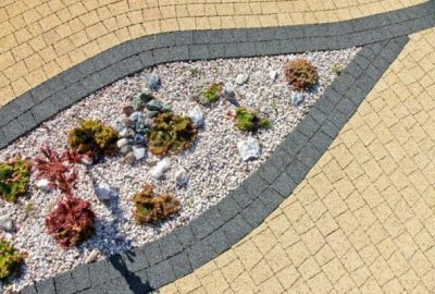 Kolorowa nawierzchnia w ogrodzie