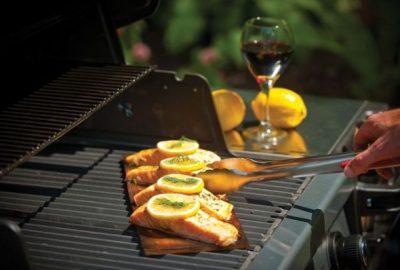 Grillowanie na drewnianych deskach