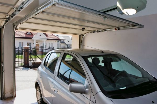 Jak skutecznie zabezpieczyć bramę garażową na czas urlopu?